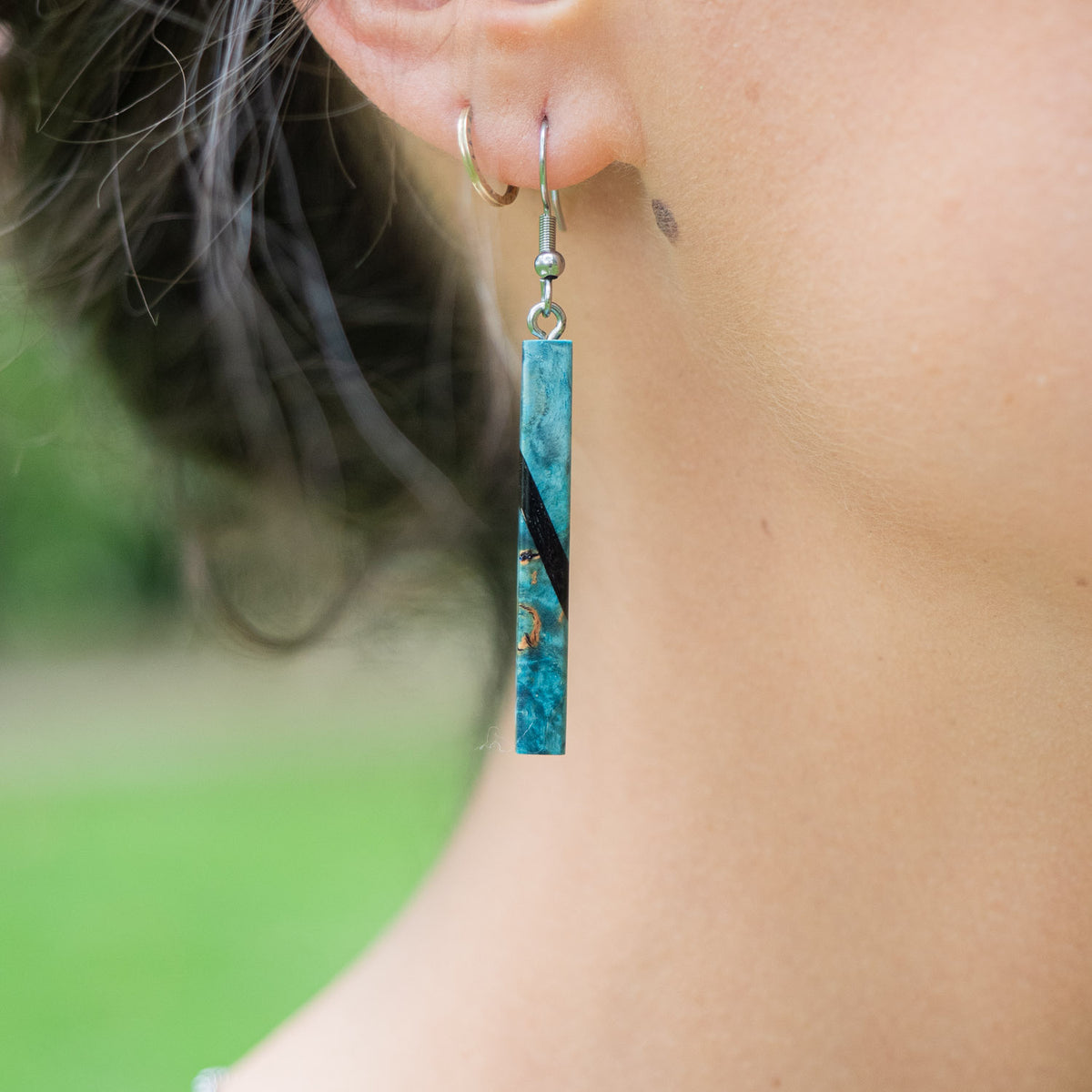 Boucles d'oreilles en Ebène et bois de bouleau stabilisé bleu