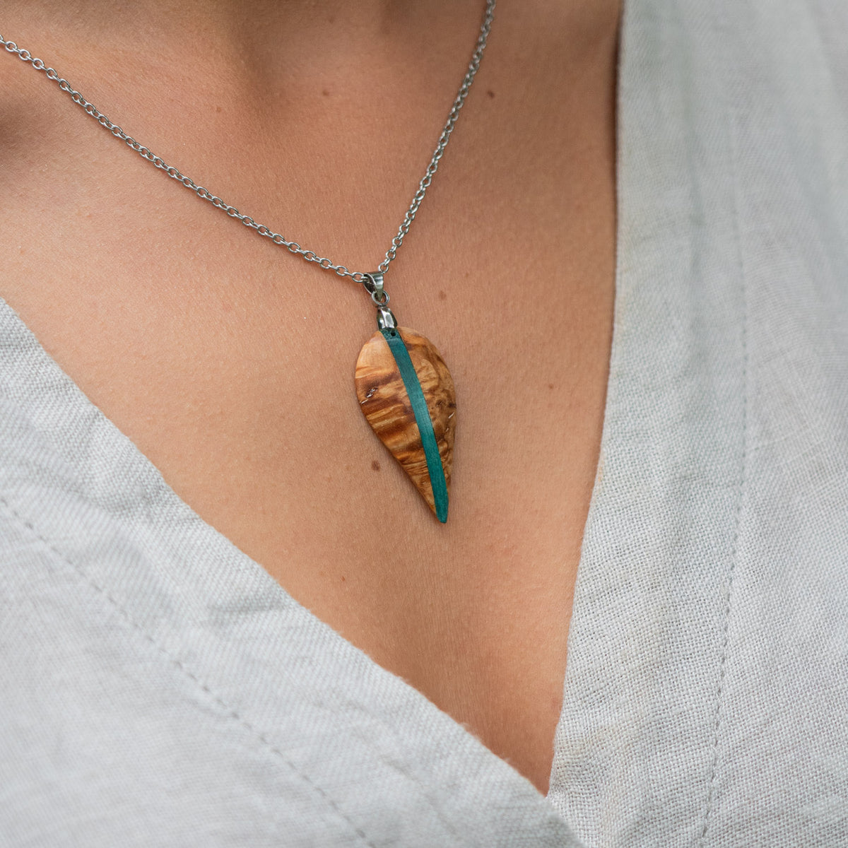 Pendentif en bois de bouleau stabilisé beige et turquoise