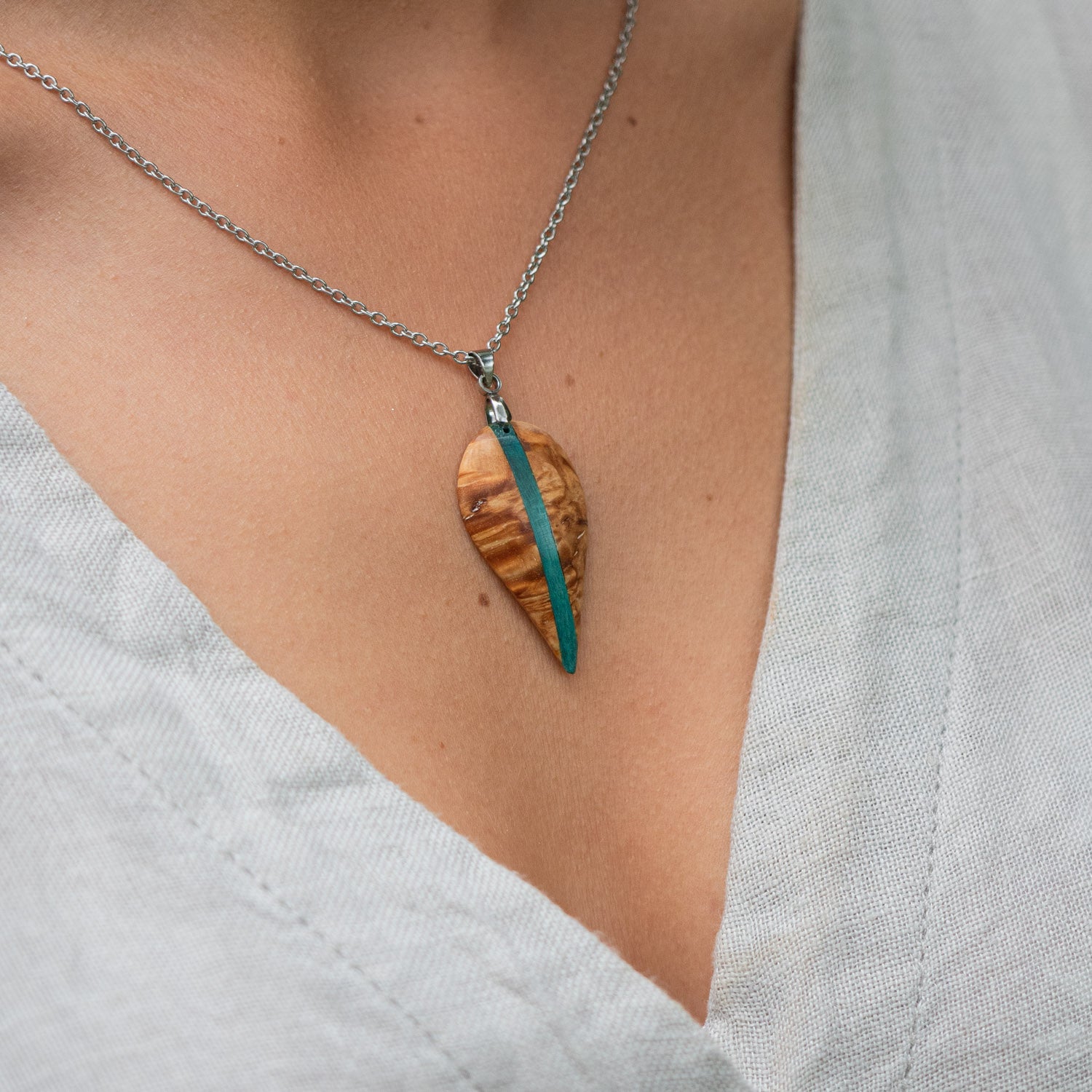 Pendentif en bois de bouleau stabilisé beige et turquoise