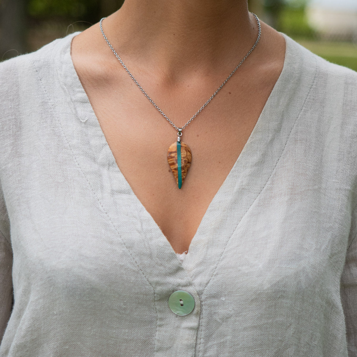 Pendentif en bois de bouleau stabilisé beige et turquoise