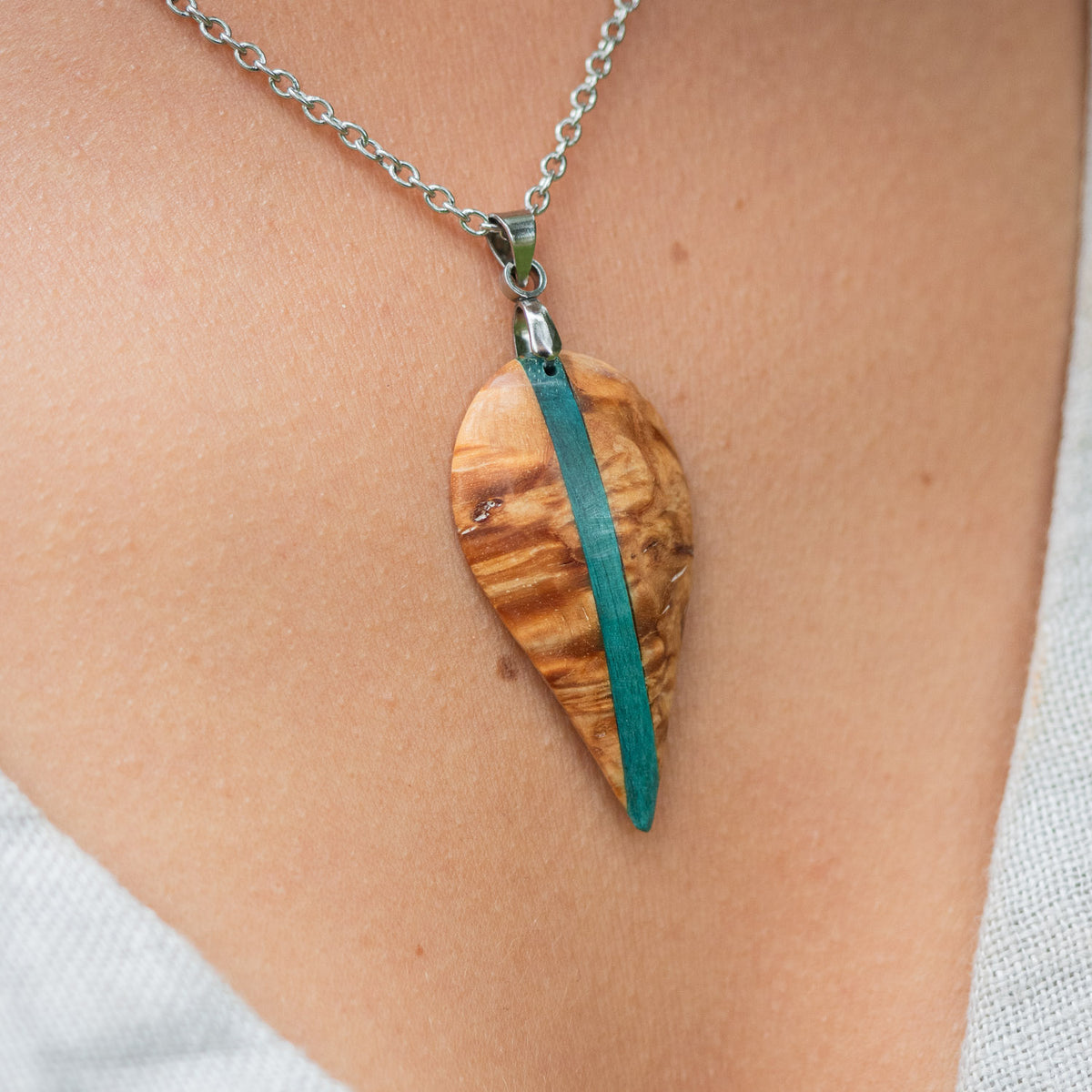Pendentif en bois de bouleau stabilisé beige et turquoise