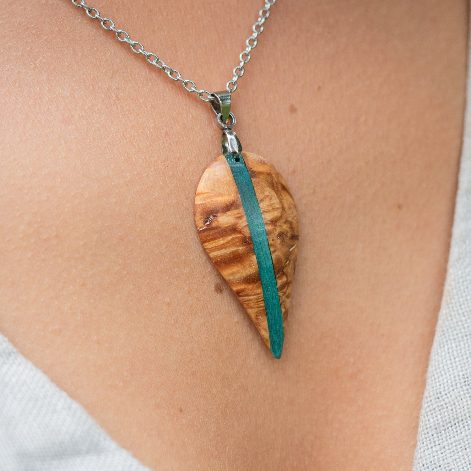 Pendentif en bois de bouleau stabilisé beige et turquoise