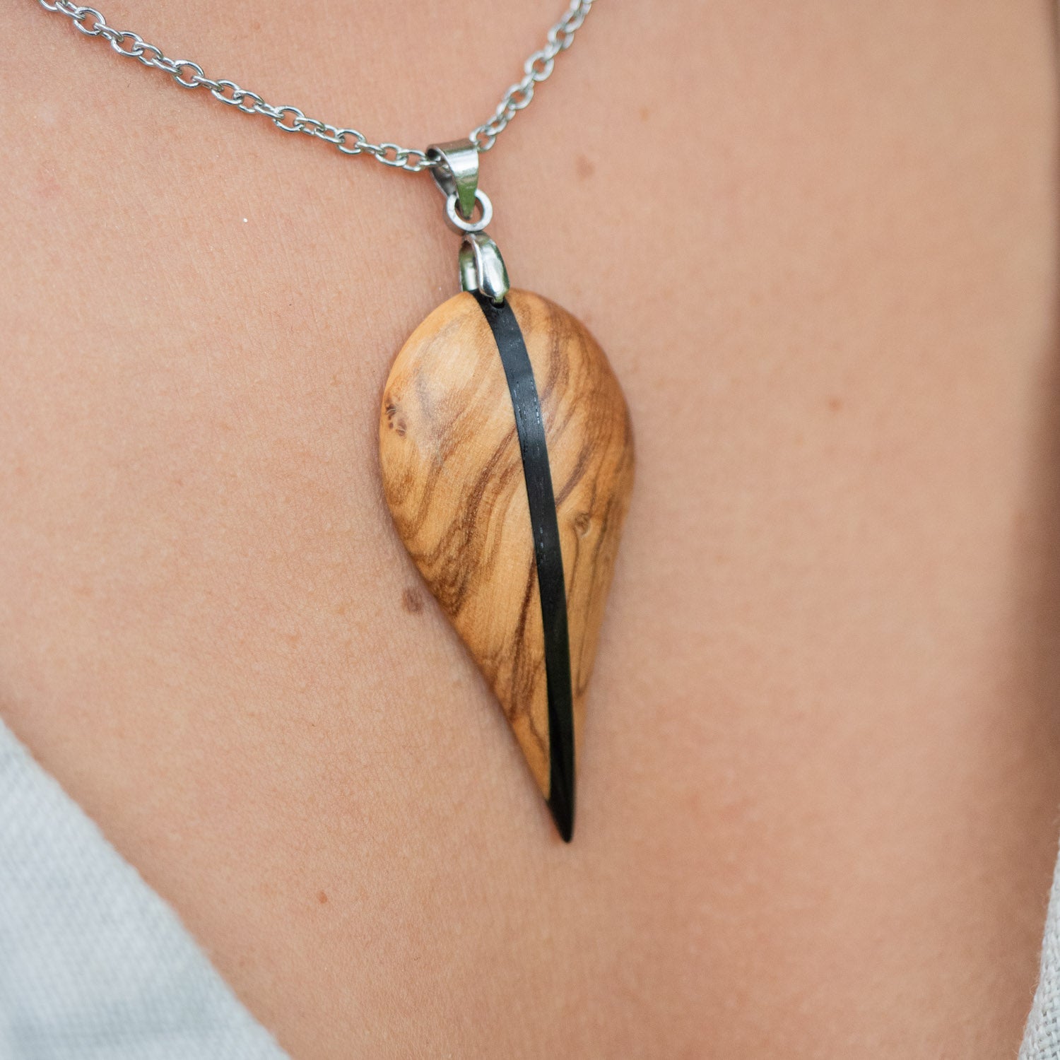 Pendentif en bois d'olivier et Ébène