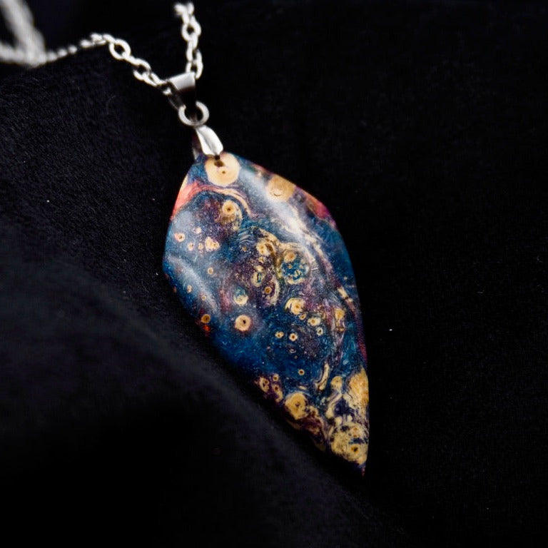 Pièce unique #57- Pendentif en Bois de Bouleau Stabilisé