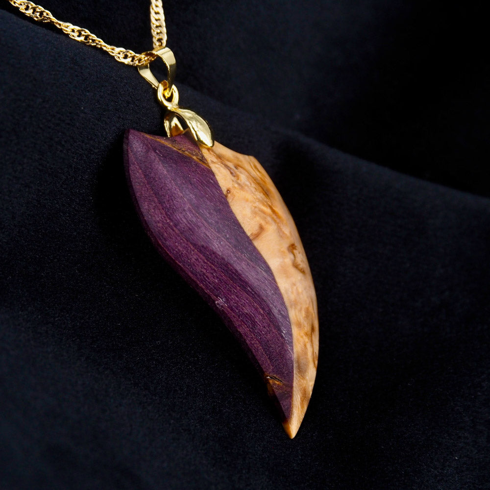 Pendentif en bois de bouleau stabilisé violet et beige