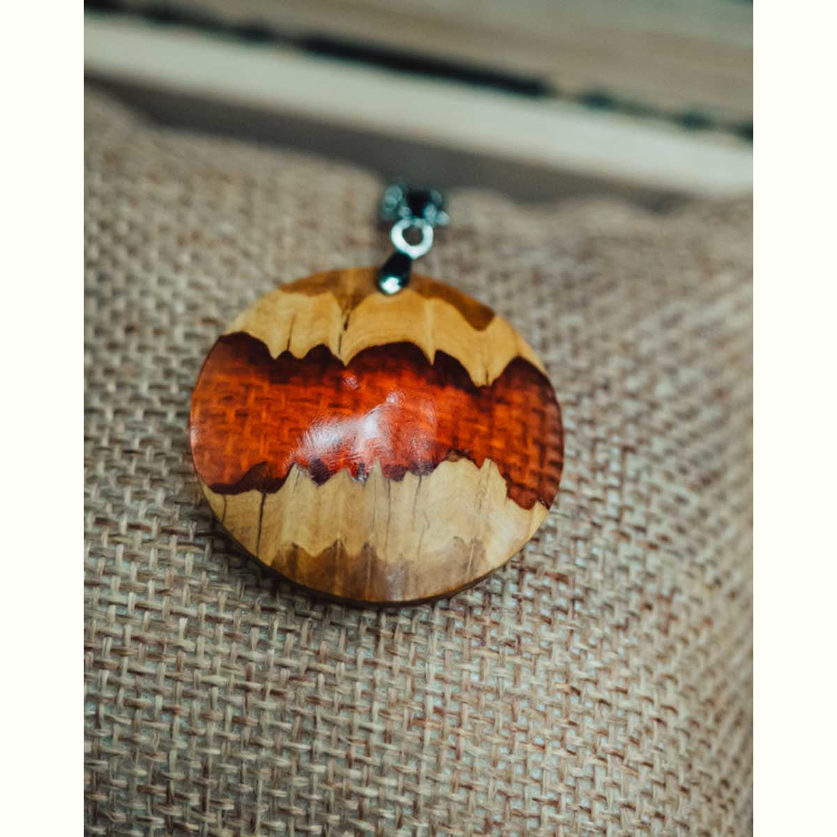 Pendentif en loupe d'eucalyptus - Rouge